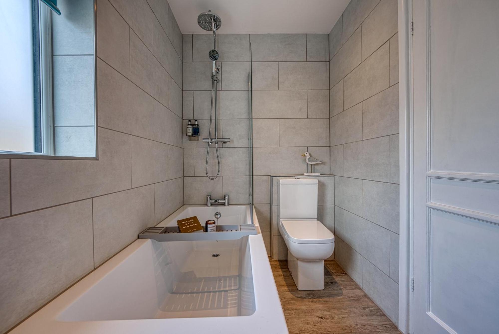 2 Bedrooms Modern, Stunning & Stylish Contractor House, Prime Portsmouth Location With Free Parking Permit, Summer Special Offer!! - By Blue Puffin Stays Екстер'єр фото